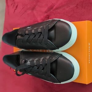 Casual black sneaker